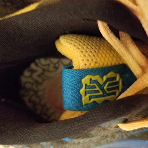 Kyrie schoolbus shoes size 5.5 youth - Picture 3 of 10